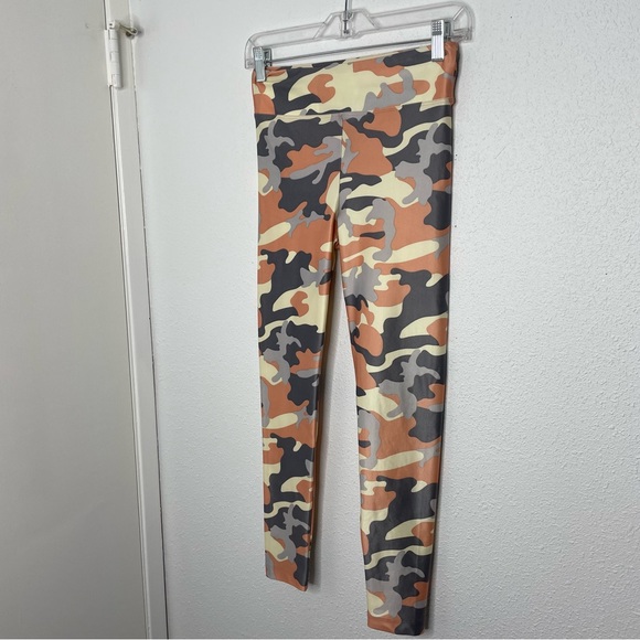 Revolve Koral Lustrous High Rise Legging in Rose Quartz Camo size M - Picture 4 of 11